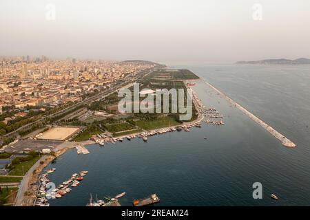 Drohnenblick Maltepe Sahil bei Sonnenuntergang. Luftaufnahme über Park und Hafen im Stadtteil Maltepe an der Küste des Marmarameer der asiatischen Seite von Istanbul. Stockfoto