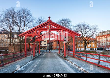 Die Old Town Bridge oder Gamle Bybro von Trondheim überqueren im Winter den Nidelva River in Norwegen gegen den blauen Himmel Stockfoto