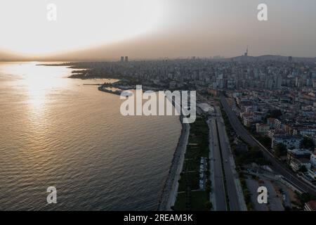 Drohnenblick Maltepe Sahil bei Sonnenuntergang. Luftaufnahme über Park und Hafen im Stadtteil Maltepe an der Küste des Marmarameer der asiatischen Seite von Istanbul. Stockfoto
