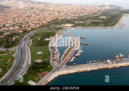 Drohnenblick Maltepe Sahil bei Sonnenuntergang. Luftaufnahme über Park und Hafen im Stadtteil Maltepe an der Küste des Marmarameer der asiatischen Seite von Istanbul. Stockfoto