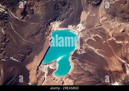 Chile. 7. Juli 2023. Woody Hoburg machte dieses Foto von Laguna Verdes einladenden Gewässern, während die Internationale Raumstation am 7. Juli 2023 264 km über Südamerika kreiste. Laguna Verde, die eine Höhe von über 14.000 Fuß hat, befindet sich in den Anden von Chile. Noch größere Wahrzeichen umgeben den hoch gelegenen See, einschließlich Ojos del Salado, dem höchsten Gipfel in Chile und dem höchsten Vulkan der Erde. Kredit: NASA Earth/ZUMA Wire/ZUMAPRESS.com/Alamy Live News Stockfoto