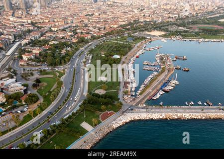 Drohnenblick Maltepe Sahil bei Sonnenuntergang. Luftaufnahme über Park und Hafen im Stadtteil Maltepe an der Küste des Marmarameer der asiatischen Seite von Istanbul. Stockfoto