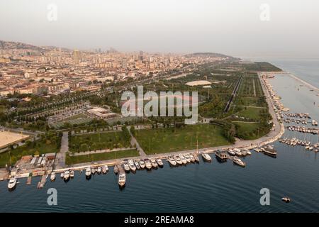 Drohnenblick Maltepe Sahil bei Sonnenuntergang. Luftaufnahme über Park und Hafen im Stadtteil Maltepe an der Küste des Marmarameer der asiatischen Seite von Istanbul. Stockfoto