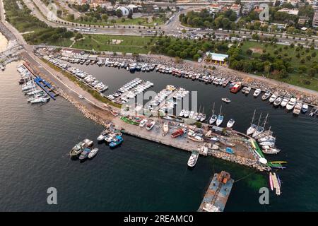 Drohnenblick Maltepe Sahil bei Sonnenuntergang. Luftaufnahme über Park und Hafen im Stadtteil Maltepe an der Küste des Marmarameer der asiatischen Seite von Istanbul. Stockfoto