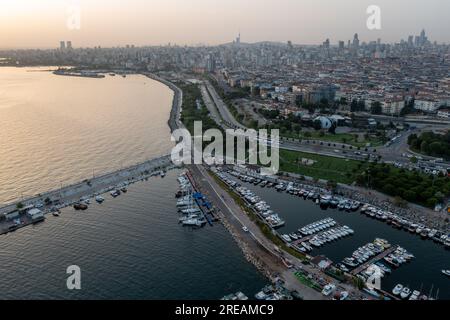 Drohnenblick Maltepe Sahil bei Sonnenuntergang. Luftaufnahme über Park und Hafen im Stadtteil Maltepe an der Küste des Marmarameer der asiatischen Seite von Istanbul. Stockfoto
