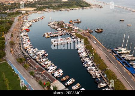 Drohnenblick Maltepe Sahil bei Sonnenuntergang. Luftaufnahme über Park und Hafen im Stadtteil Maltepe an der Küste des Marmarameer der asiatischen Seite von Istanbul. Stockfoto