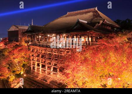 Kiyomizu-Tempel im Herbstlaub Stockfoto