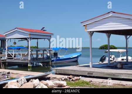 Angedockte Fischerboote auf der Lagunenseite, auch bekannt als Back Street, in San Pedro, Ambergris Caye, Belize. Stockfoto