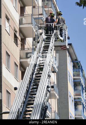 Mailand, Italien. 27. Juli 2023. Großartige koordinierte Arbeit von Feuerwehrleuten, Militärfahrzeugen und Fahrzeugen der italienischen Armee auf freien Straßen und festgefahrene Autos nach dem extrem heftigen Sturm vom 25. Juli. Kredit: Unabhängige Fotoagentur/Alamy Live News Stockfoto