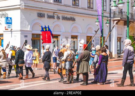 Kostümierte, musikalische und laute Parade am Gedenktag des Nándorfehérvár-Sieges in Szeged, Ungarn Stockfoto