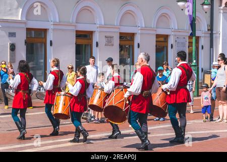 Kostümierte, musikalische und laute Parade am Gedenktag des Nándorfehérvár-Sieges in Szeged, Ungarn Stockfoto