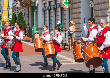 Kostümierte, musikalische und laute Parade am Gedenktag des Nándorfehérvár-Sieges in Szeged, Ungarn Stockfoto