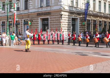 Kostümierte, musikalische und laute Parade am Gedenktag des Nándorfehérvár-Sieges in Szeged, Ungarn Stockfoto