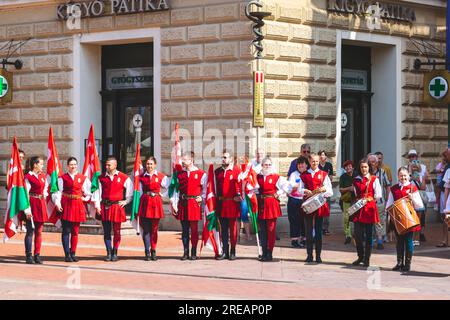 Kostümierte, musikalische und laute Parade am Gedenktag des Nándorfehérvár-Sieges in Szeged, Ungarn Stockfoto