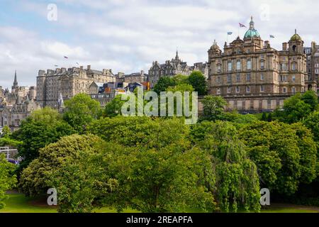 Skyline-Blick auf die Altstadt gegenüber Princes Street Gardens, Edinburgh, Schottland, Großbritannien. Stockfoto