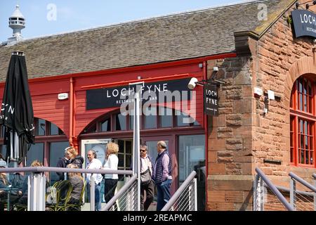Vor Loch Fyne Restaurant and Bar, Newhaven, Edinburgh, Schottland, Großbritannien, warten Leute. Stockfoto