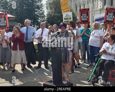 Südseite des Capitol Hill, Washington DC, USA. 25. Juli 2023. Kongressmitglieder, darunter Senatorin Elizabeth Warren (D-MA), Rep. Rosa DeLauro (D-CT), RO Khanna (D-CA) und Ady Barkan (Event Sponsor), nahmen an der Südseite des US-Kapitols an einer Kundgebung mit dem Titel „Raise the Alarm“ Teil; Und soll die Öffentlichkeit auf die Verschlechterung des Status des nationalen Medicare-Systems aufmerksam machen. Kredit: ©Julia Mineeva/EGBN TV News/Alamy Live News Stockfoto