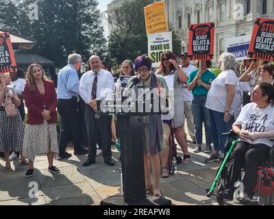 Südseite des Capitol Hill, Washington DC, USA. 25. Juli 2023. Kongressmitglieder, darunter Senatorin Elizabeth Warren (D-MA), Rep. Rosa DeLauro (D-CT), RO Khanna (D-CA) und Ady Barkan (Event Sponsor), nahmen an der Südseite des US-Kapitols an einer Kundgebung mit dem Titel „Raise the Alarm“ Teil; Und soll die Öffentlichkeit auf die Verschlechterung des Status des nationalen Medicare-Systems aufmerksam machen. Kredit: ©Julia Mineeva/EGBN TV News/Alamy Live News Stockfoto