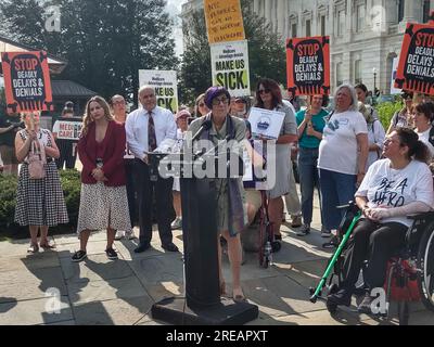 Südseite des Capitol Hill, Washington DC, USA. 25. Juli 2023. Kongressmitglieder, darunter Senatorin Elizabeth Warren (D-MA), Rep. Rosa DeLauro (D-CT), RO Khanna (D-CA) und Ady Barkan (Event Sponsor), nahmen an der Südseite des US-Kapitols an einer Kundgebung mit dem Titel „Raise the Alarm“ Teil; Und soll die Öffentlichkeit auf die Verschlechterung des Status des nationalen Medicare-Systems aufmerksam machen. Kredit: ©Julia Mineeva/EGBN TV News/Alamy Live News Stockfoto