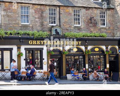 Leute, die vor dem Greyfriars Bobby Pub sitzen und ein Bier in der Altstadt von Edinburgh, Schottland, Großbritannien, trinken. Stockfoto