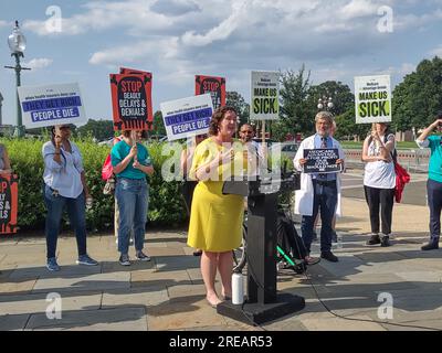 Südseite des Capitol Hill, Washington DC, USA. 25. Juli 2023. Kongressmitglieder, darunter Senatorin Elizabeth Warren (D-MA), Rep. Rosa DeLauro (D-CT), RO Khanna (D-CA) und Ady Barkan (Event Sponsor), nahmen an der Südseite des US-Kapitols an einer Kundgebung mit dem Titel „Raise the Alarm“ Teil; Und soll die Öffentlichkeit auf die Verschlechterung des Status des nationalen Medicare-Systems aufmerksam machen. Kredit: ©Julia Mineeva/EGBN TV News/Alamy Live News Stockfoto