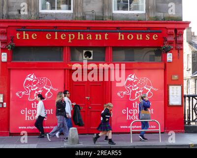 Kinder, die Kilts tragen, und andere, gehen vorbei am Elephant House, Café und Restaurant, das aufgrund eines Brandes im Jahr 2021 geschlossen war, Edinburgh, Schottland, Großbritannien. Stockfoto