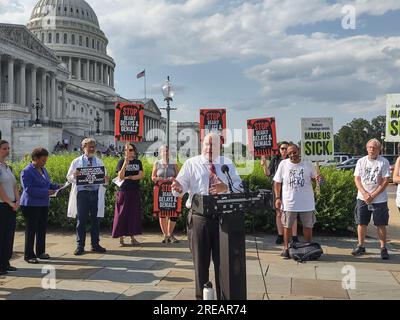 Südseite des Capitol Hill, Washington DC, USA. 25. Juli 2023. Kongressmitglieder, darunter Senatorin Elizabeth Warren (D-MA), Rep. Rosa DeLauro (D-CT), RO Khanna (D-CA) und Ady Barkan (Event Sponsor), nahmen an der Südseite des US-Kapitols an einer Kundgebung mit dem Titel „Raise the Alarm“ Teil; Und soll die Öffentlichkeit auf die Verschlechterung des Status des nationalen Medicare-Systems aufmerksam machen. Kredit: ©Julia Mineeva/EGBN TV News/Alamy Live News Stockfoto