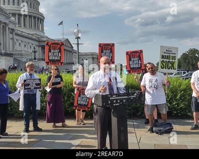Südseite des Capitol Hill, Washington DC, USA. 25. Juli 2023. Kongressmitglieder, darunter Senatorin Elizabeth Warren (D-MA), Rep. Rosa DeLauro (D-CT), RO Khanna (D-CA) und Ady Barkan (Event Sponsor), nahmen an der Südseite des US-Kapitols an einer Kundgebung mit dem Titel „Raise the Alarm“ Teil; Und soll die Öffentlichkeit auf die Verschlechterung des Status des nationalen Medicare-Systems aufmerksam machen. Kredit: ©Julia Mineeva/EGBN TV News/Alamy Live News Stockfoto
