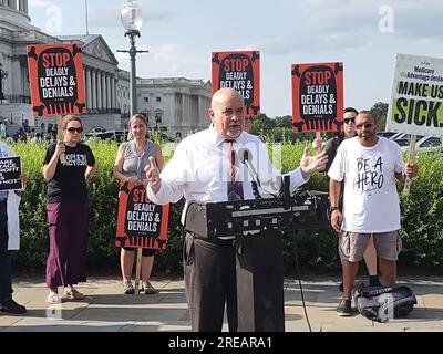 Südseite des Capitol Hill, Washington DC, USA. 25. Juli 2023. Kongressmitglieder, darunter Senatorin Elizabeth Warren (D-MA), Rep. Rosa DeLauro (D-CT), RO Khanna (D-CA) und Ady Barkan (Event Sponsor), nahmen an der Südseite des US-Kapitols an einer Kundgebung mit dem Titel „Raise the Alarm“ Teil; Und soll die Öffentlichkeit auf die Verschlechterung des Status des nationalen Medicare-Systems aufmerksam machen. Kredit: ©Julia Mineeva/EGBN TV News/Alamy Live News Stockfoto
