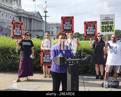 Südseite des Capitol Hill, Washington DC, USA. 25. Juli 2023. Kongressmitglieder, darunter Senatorin Elizabeth Warren (D-MA), Rep. Rosa DeLauro (D-CT), RO Khanna (D-CA) und Ady Barkan (Event Sponsor), nahmen an der Südseite des US-Kapitols an einer Kundgebung mit dem Titel „Raise the Alarm“ Teil; Und soll die Öffentlichkeit auf die Verschlechterung des Status des nationalen Medicare-Systems aufmerksam machen. Kredit: ©Julia Mineeva/EGBN TV News/Alamy Live News Stockfoto