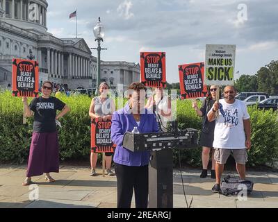 Südseite des Capitol Hill, Washington DC, USA. 25. Juli 2023. Kongressmitglieder, darunter Senatorin Elizabeth Warren (D-MA), Rep. Rosa DeLauro (D-CT), RO Khanna (D-CA) und Ady Barkan (Event Sponsor), nahmen an der Südseite des US-Kapitols an einer Kundgebung mit dem Titel „Raise the Alarm“ Teil; Und soll die Öffentlichkeit auf die Verschlechterung des Status des nationalen Medicare-Systems aufmerksam machen. Kredit: ©Julia Mineeva/EGBN TV News/Alamy Live News Stockfoto