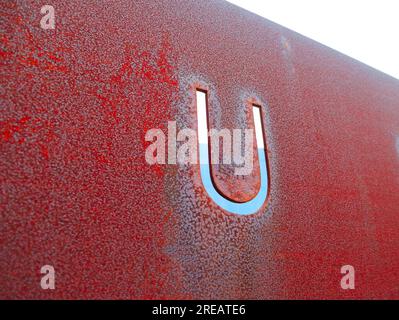 Einzelner Großbuchstabe U Ausschnitt aus rostigem Metallblech, schräge perspektivische Ansicht. Stockfoto