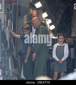 Royal Air Force Fairford, Fairford, Gloucestershire, England, 14. Juli 2023. Prince George of Wales erhebt die Rampe der Royal Air Force Boeing C-17A Globemaster III ZZ177, wobei William, Prince of Wales und Prinzessin Charlotte of Wales dabei zusehen, wie die Royal International Air Tattoo 2023, Royal Air Force Fairford. (Bild: ©Cody Froggatt/Alamy Live News) Stockfoto