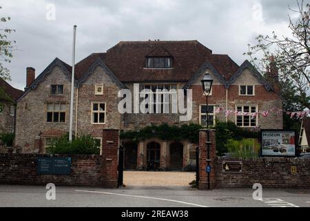 Das Rifles Berkshire and Wiltshire Museum, ein Militärmuseum, befindet sich in einem denkmalgeschützten Gebäude, das als The Wardrobe the Close Salisbury, England, bekannt ist Stockfoto