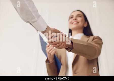 Personalmanager schüttelt dem Bewerber während des Vorstellungsgesprächs im Büro die Hand, selektiver Fokus Stockfoto