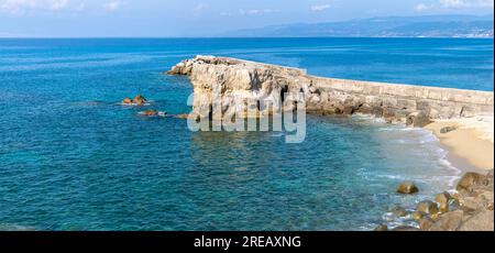 Blick auf die Küste Süditaliens. Malerischer Blick von den Klippen mit Blick auf das Meer. Küste Kalabriens mit erodierten Klippen Stockfoto