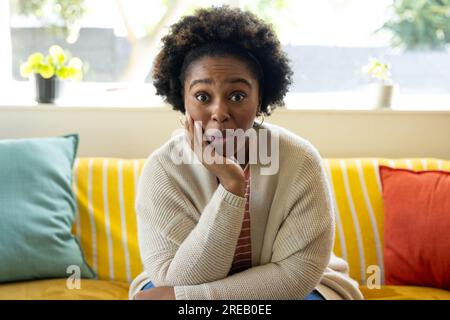 Eine große afroamerikanische Frau, die zu Hause Videoanrufe führt Stockfoto