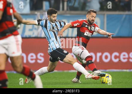 Porto Alegre, Brasilien. 26. Juli 2023. RS - PORTO ALEGRE - 26/07/2023 - COPA DO BRASIL 2023, GREMIO X FLAMENGO - Villasanti-Spieler aus Gremio konkurriert mit Everton Ribeiro-Spieler aus Flamengo während eines Spiels im Arena do Gremio Stadion um die Copa do Brasil-Meisterschaft 2023. Foto: Pedro H. Tesch/AGIF/Sipa USA Kredit: SIPA USA/Alamy Live News Stockfoto