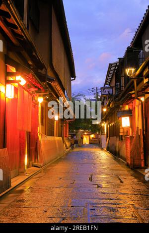 Abenddämmerung in Gion im Sommer Stockfoto