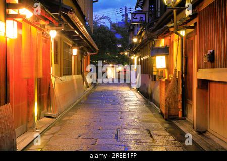 Abenddämmerung in Gion im Sommer Stockfoto