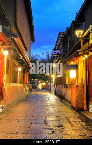 Abenddämmerung in Gion im Sommer Stockfoto