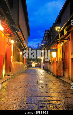 Abenddämmerung in Gion im Sommer Stockfoto