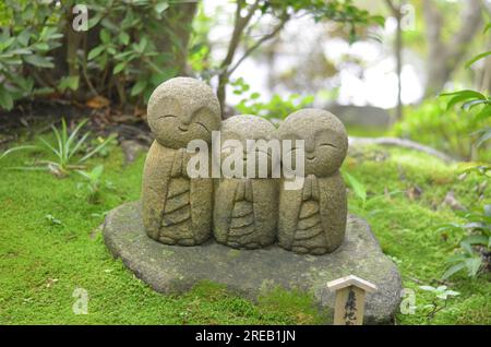 Süße Ryoen Jizo Statuen im Kamakura Haedera Tempel in Japan mit grünem Sommerhintergrund Stockfoto