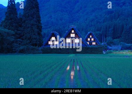 Abendlicher Blick auf Shirakawa-go im Sommer Stockfoto