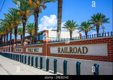 NEW ORLEANS, LA, USA - 25. JULI 2023: Schild und Mauer vor den Büros der New Orleans Public Belt Railroad in der Tchoupitoulas Street Stockfoto