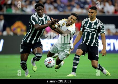 Houston, Texas, USA. 26. Juli 2023. Der Real Madrid CF Forward Rodrygo (11, weiß) wurde vom Manchester United FC Mittelfeldspieler Kobbie Mainoo (37) während der ersten Hälfte des Spiels der Fußball Champions Tour zwischen dem FC Manchester United und dem Real Madrid CF am 26. Juli 2023 im NRG Stadium in Houston, TX, vereitelt. (Kreditbild: © Erik Williams/ZUMA Press Wire) NUR REDAKTIONELLE VERWENDUNG! Nicht für den kommerziellen GEBRAUCH! Stockfoto