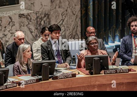 New York, New York, USA. 26. Juli 2023. Die United States U.N. Botschafterin LINDA THOMAS-GREENFIELD (R) spricht auf einer Sitzung des UN-Sicherheitsrates, die einberufen wurde, um die jüngsten Angriffe Moskaus auf den wichtigsten Hafen von Odesa unmittelbar nach seiner Weigerung, die Schwarzmeerkorn-Initiative zu verlängern, zu erörtern. In ihrer Erklärung erklärte Botschafter THOMAS-GREENFIELD, dass Russland "unbedingt darauf bedacht sei, ukrainische Getreidearten daran zu hindern, globale Märkte zu erreichen" und russisches Getreide als Druckmittel für die Überwindung anderer Länder zu nutzen.der Angriff auf Odesa hat das UNESCO-Weltkulturerbe, die Transfigurationskathed, schwer beschädigt Stockfoto