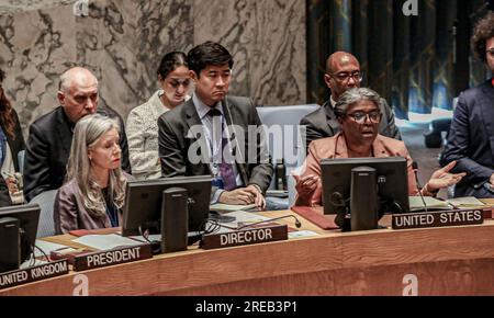 New York, New York, USA. 26. Juli 2023. Die United States U.N. Botschafterin LINDA THOMAS-GREENFIELD (R) spricht auf einer Sitzung des UN-Sicherheitsrates, die einberufen wurde, um die jüngsten Angriffe Moskaus auf den wichtigsten Hafen von Odesa unmittelbar nach seiner Weigerung, die Schwarzmeerkorn-Initiative zu verlängern, zu erörtern. In ihrer Erklärung erklärte Botschafter THOMAS-GREENFIELD, dass Russland "unbedingt darauf bedacht sei, ukrainische Getreidearten daran zu hindern, globale Märkte zu erreichen" und russisches Getreide als Druckmittel für die Überwindung anderer Länder zu nutzen.der Angriff auf Odesa hat das UNESCO-Weltkulturerbe, die Transfigurationskathed, schwer beschädigt Stockfoto