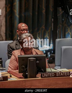 New York, New York, USA. 26. Juli 2023. Die United States U.N. Botschafterin LINDA THOMAS-GREENFIELD spricht auf einer Sitzung des UN-Sicherheitsrates, die einberufen wurde, um die jüngsten Angriffe Moskaus auf den wichtigsten Hafen von Odesa unmittelbar nach seiner Weigerung, die Schwarzmeerkorn-Initiative zu verlängern, zu erörtern. In ihrer Erklärung erklärte Botschafter THOMAS-GREENFIELD, dass Russland "sehr darauf bedacht sei, ukrainische Getreidearten daran zu hindern, globale Märkte zu erreichen", und dass russisches Getreide als Druckmittel für die Überwindung anderer Länder verwendet werde. Der Angriff auf Odesa hat das UNESCO-Weltkulturerbe schwer beschädigt; die Transfigurationskathedrale, Stockfoto