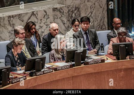 New York, New York, USA. 26. Juli 2023. Die United States U.N. Botschafterin LINDA THOMAS-GREENFIELD (R) spricht auf einer Sitzung des UN-Sicherheitsrates, die einberufen wurde, um die jüngsten Angriffe Moskaus auf den wichtigsten Hafen von Odesa unmittelbar nach seiner Weigerung, die Schwarzmeerkorn-Initiative zu verlängern, zu erörtern. In ihrer Erklärung erklärte Botschafter THOMAS-GREENFIELD, dass Russland "unbedingt darauf bedacht sei, ukrainische Getreidearten daran zu hindern, globale Märkte zu erreichen" und russisches Getreide als Druckmittel für die Überwindung anderer Länder zu nutzen.der Angriff auf Odesa hat das UNESCO-Weltkulturerbe, die Transfigurationskathed, schwer beschädigt Stockfoto